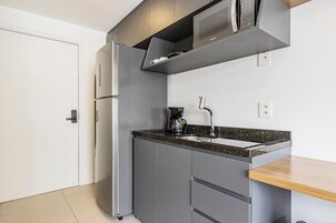 Apartamento Premium | Cocina privada | Microondas, placa de cocina y utensilios de cocina