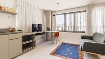 Apartamento Deluxe | Zona de estar | Una televisión