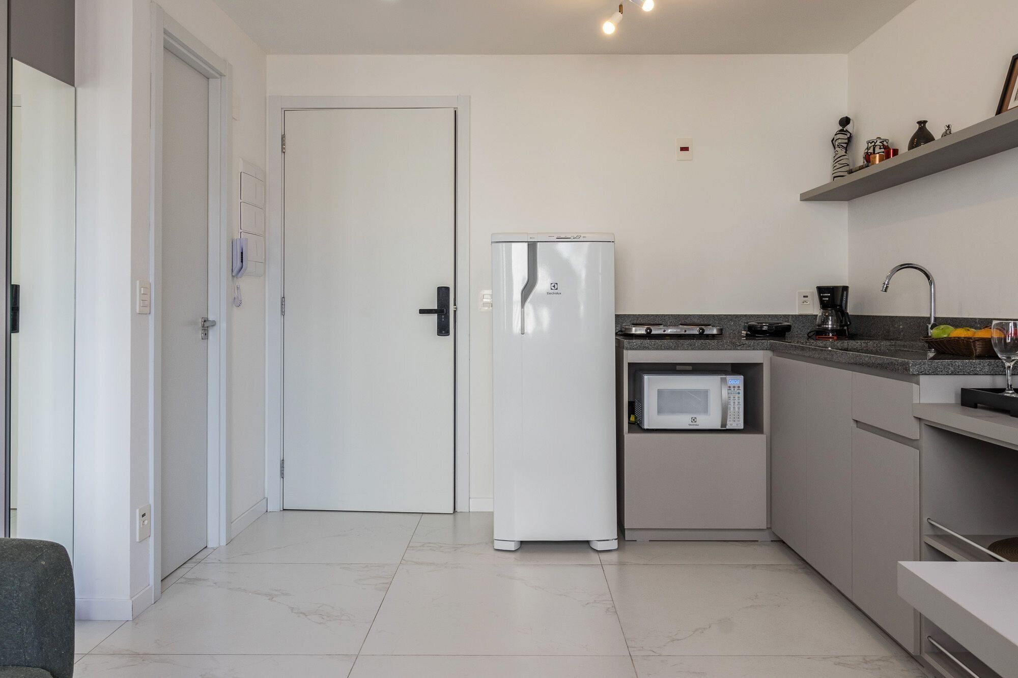 Apartamento Deluxe | Cocina privada | Microondas, placa de cocina y utensilios de cocina