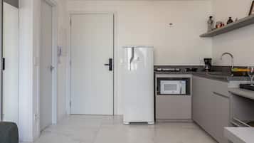 Apartamento Deluxe | Cocina privada | Microondas, placa de cocina y utensilios de cocina