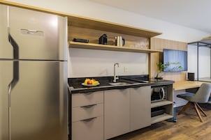 Apartamento | Cocina privada | Microondas, placa de cocina y utensilios de cocina