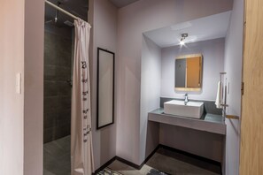 Douche, sèche-cheveux, serviettes fournies, savon