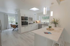 ثلاجة، ميكروويف، فرن، موقد طهي مسطح