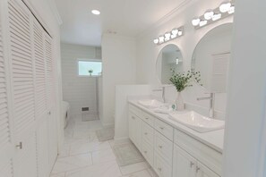 Secador de cabelo, toalhas de banho, sabonete, shampoo