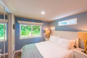 2 dormitorios, escritorio, tabla de planchar con plancha y cuna de viaje