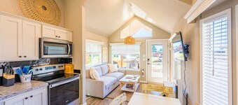 Rainforest Tiny Home Retreat: Coastal