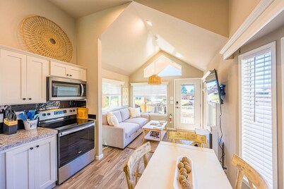 Rainforest Tiny Home Retreat: Coastal