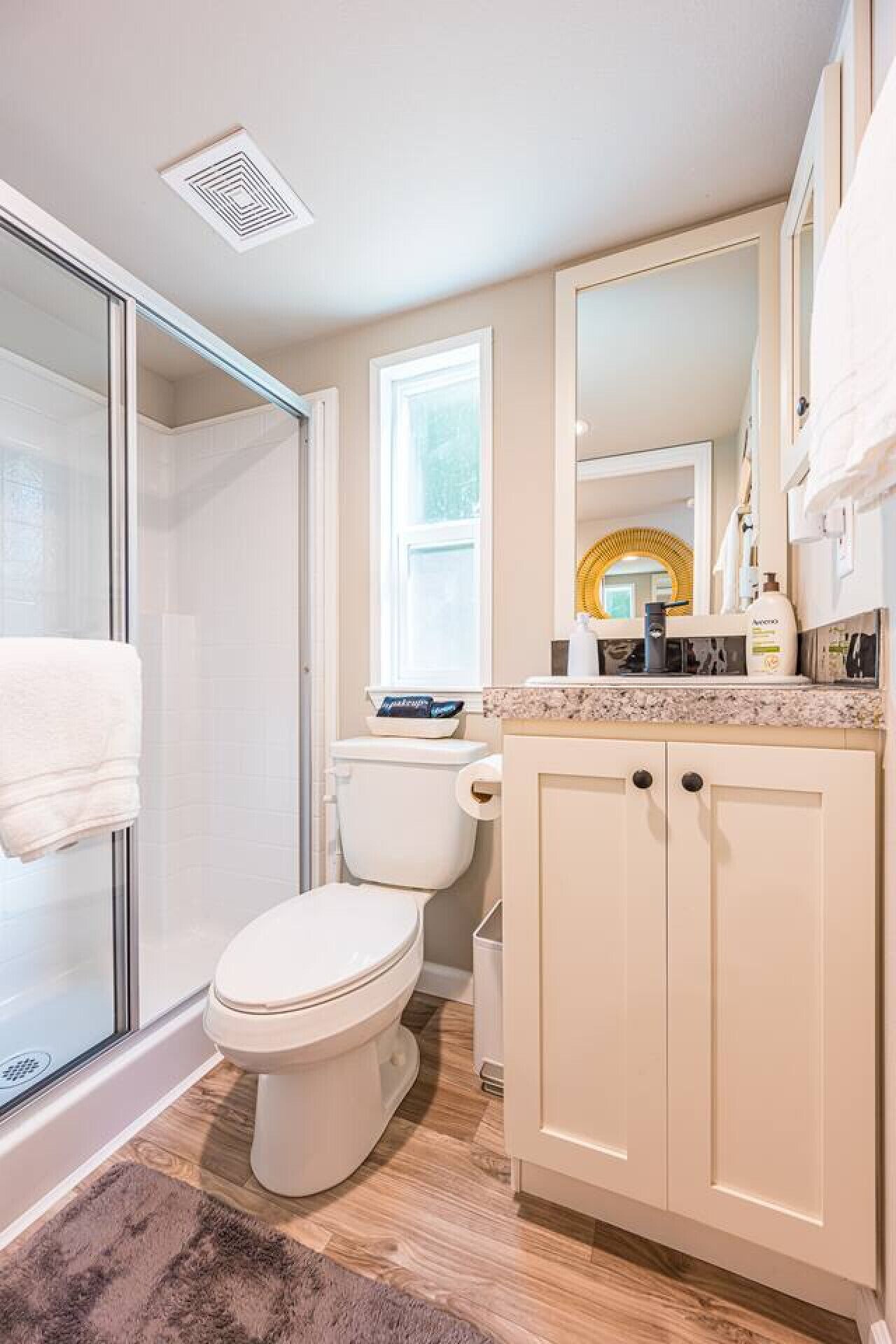 Sèche-cheveux, serviettes fournies, savon, shampoing