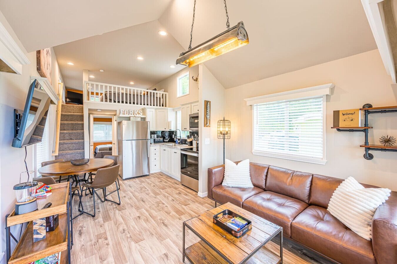 Un espacio habitable compacto con cocina, comedor y una zona de estar acogedora.