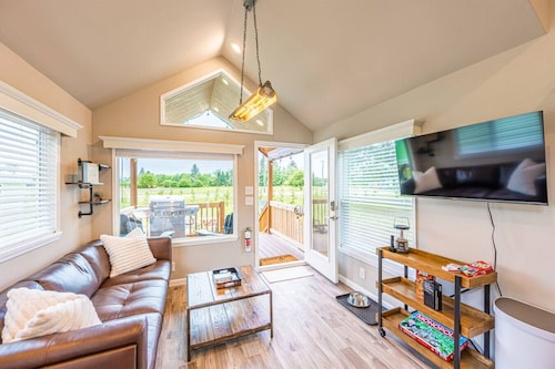 Rainforest Tiny Home Retreat: Industrial