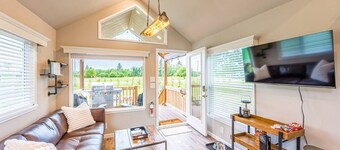 Rainforest Tiny Home Retreat: Industrial