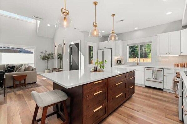 Private kitchen - Modern 5 Bedroom house + hot tub in Packwood
(Packwood)