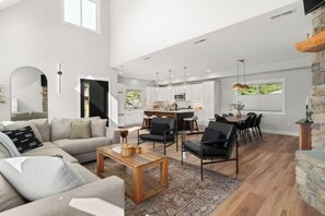 Living area - Modern 5 Bedroom house + hot tub in Packwood
(Packwood)