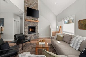 Living area - Modern 5 Bedroom house + hot tub in Packwood
(Packwood)