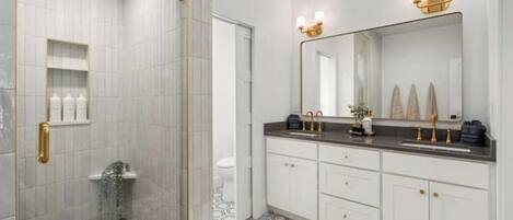 مناشف، صابون، ورق حمّام