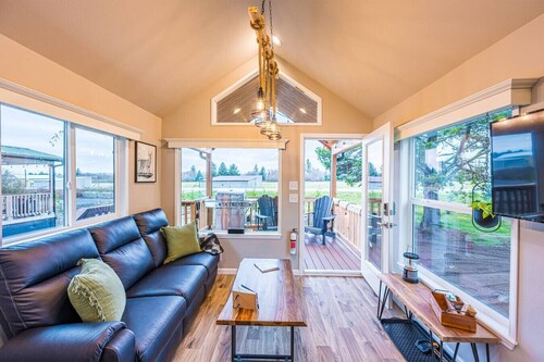 Rainforest Tiny Home Retreat: Rustic Modern