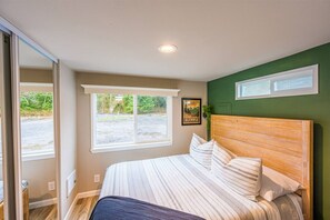 2 habitaciones, escritorio y tabla de planchar con plancha 