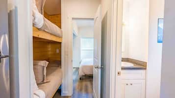 1 quarto, escrivaninha, ferros/tábuas de passar roupa, berço de viagem