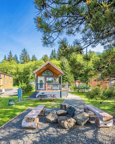 Rainforest Tiny Home Retreat: Retro