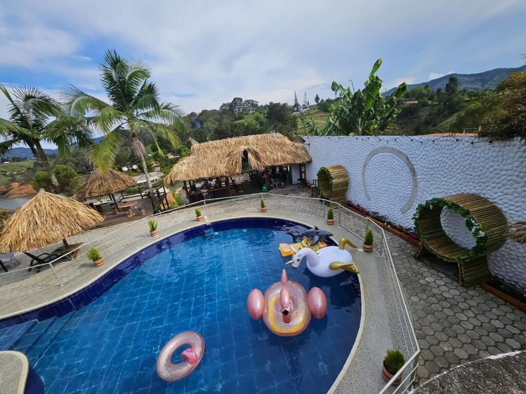 Una piscina al aire libre