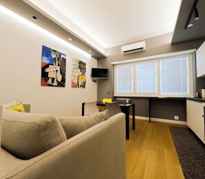 Living area - Stunning apartment near the Colli Albani Metro Station (Line A) and Caffarella Park (Roma)