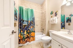 Toallas, jabón, shampoo, papel de baño 