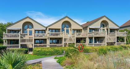 Quaint Oceanfront, Pets ok, Pools, Golf, Amenity card! 1389 Pelican Watch