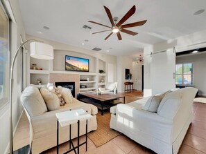 Smart-TV, Kamin, Musikbibliothek, Videothek