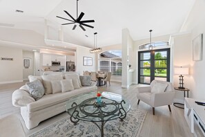 Smart TV, fireplace, video games, books - Sleeps 8, Waterfront, Bicycles, Heated Pool: Time To Unwind (Cape Coral)