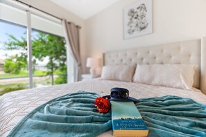 3 bedrooms, iron/ironing board, travel cot, free WiFi - Sleeps 8, Waterfront, Bicycles, Heated Pool: Time To Unwind (Cape Coral)