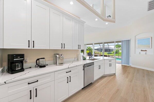 Kühlschrank, Mikrowelle, Ofen, Herdplatte