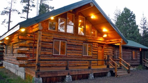 Rustic and cozy log home, Room for the entire family. 