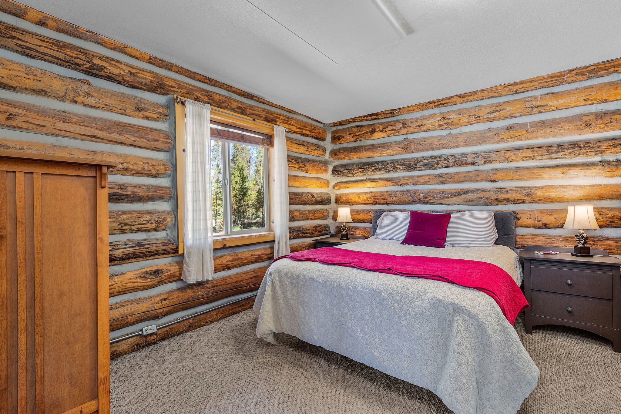 4 عدّة غرف نوم وواي فاي مجانًا وملاءات أسرّة