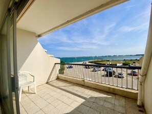 A balcony with a view of a parking lot and the sea. - PORT CAMARGUE - 4-PERSON APARTMENT WITH SEA VIEW - 2 TERRACES - PRIVATE PARKING (PORT CAMARGUE)
