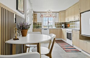 Frigorífico, placa de cocina, lavavajillas y cafetera o tetera