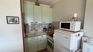 Réfrigérateur, micro-ondes, batterie de cuisine, vaisselle et ustensiles