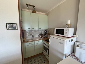 Réfrigérateur, micro-ondes, batterie de cuisine, vaisselle et ustensiles