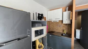 Refrigerador, microondas y utensilios de cocina