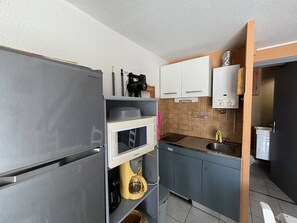 Réfrigérateur, micro-ondes, batterie de cuisine, vaisselle et ustensiles