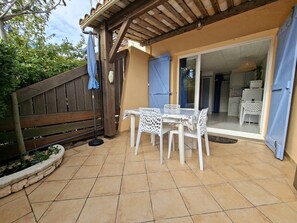 屋外ダイニングエリア