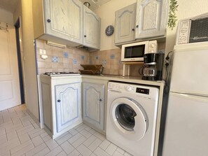 冷蔵庫、電子レンジ、調理器具と食器