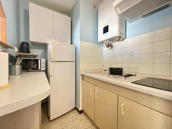 Kühlschrank, Mikrowelle, Kochgeschirr/Geschirr/Besteck