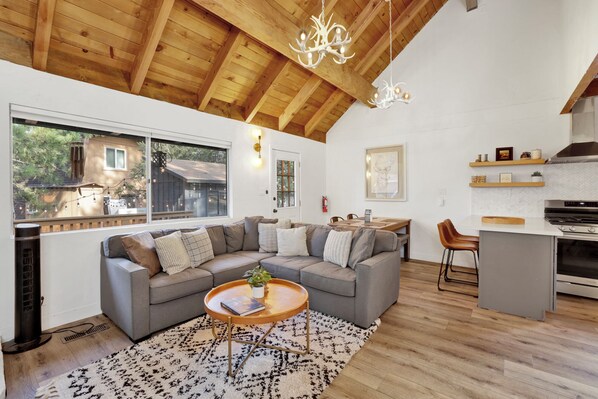 Smart TV, fireplace, video games, table football - Large Bear Lodge Relaxing Retreat in the Pines (Sugarloaf)