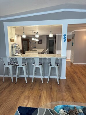 Dining - Spacious 4-bedroom mobile home with WiFi and AC in welcoming Homosassa (Homosassa)