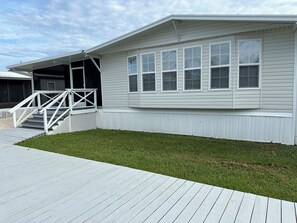 Exterior - Spacious 4-bedroom mobile home with WiFi and AC in welcoming Homosassa (Homosassa)