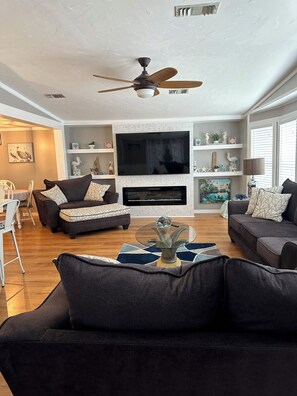 Living area - Spacious 4-bedroom mobile home with WiFi and AC in welcoming Homosassa (Homosassa)