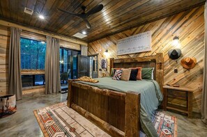 1 bedroom, WiFi, bed sheets - Beautiful Couples Cabin nestled in the woods (Broken Bow)