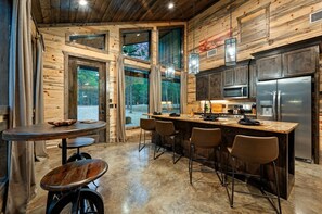 Fridge, microwave, oven, stovetop - Beautiful Couples Cabin nestled in the woods (Broken Bow)