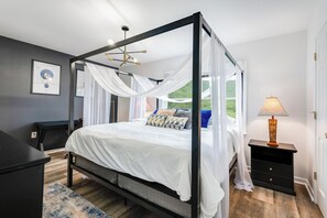 4 bedrooms, desk, iron/ironing board, travel cot - Family & Group Friendly Mountain Retreat w/ HotTub,EV Charger,Ski,Mountain View (Mc Gaheysville)