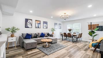 智能电视、壁炉、书